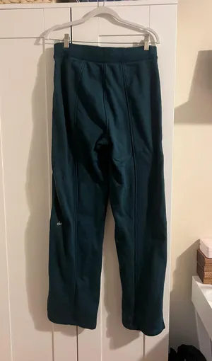 Alo sweatpants thumbnail 1
