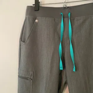 FIGS Graphite Gray Zamora Jogger Scrub Pants Uniform Women's size Small Petite thumbnail 3