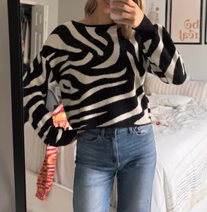 Black And White Trendy Sweater Multiple Size M thumbnail 2