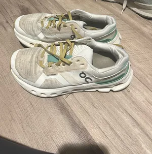 On Cloud Shoes thumbnail 2