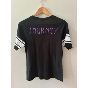 Journey Women’s Large NWT Graphic Band T-Shirt Black Striped Sleeve Rock Tee thumbnail 2