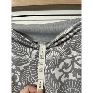 Lululemon Wunder Under Crop Beachy Floral White Fossil Pattern Grey Sz 4 Yoga thumbnail 3