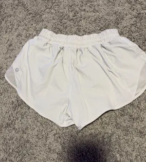 Lululemon Hotty Hot Shorts Low-Rise 2.5" thumbnail 2