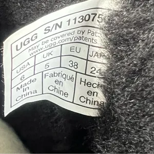 Ugg Youth Women’s Black Mini Boot Size 6 or Women's Size 8 SKU#24325 thumbnail 8