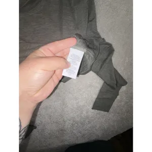 vuori womens long sleeve crop lux‎ tee dusty pine heather Xs thumbnail 5