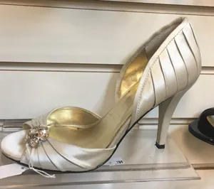 Size 7 Nine West champagne shoes thumbnail 1