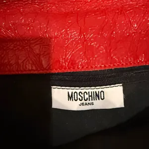 Vintage Moschino Shiny Patent Leather Red Clutch Bag Handbag Chain Strap POuch thumbnail 5