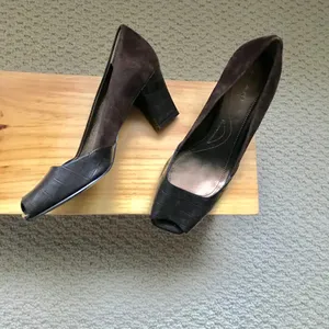 Tahari Brown Suede and patent heels. Sz 7. BNWOT. thumbnail 6