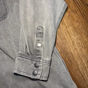 Stoosh‎ Vintage Denim Gray Wash Snap Front Shirt Womens M Oversized Grunge thumbnail 4
