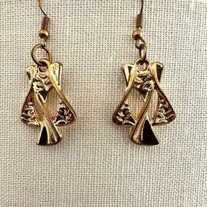 Gold tone drop earrings Gold thumbnail 4