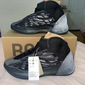 Yeezy Authentic   QNTM With Original Box thumbnail 4