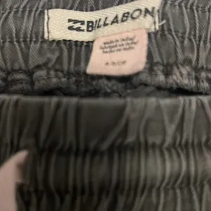 Gray/black shorts
Billabong
Small thumbnail 2