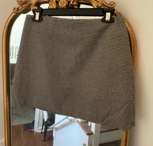 H&M black & white houndstooth mini skirt thumbnail 1