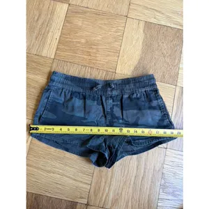 Aritzia TNA Army Green Camo Cotton Shorts w/ Elastic Waistband, Size S, GUC thumbnail 9
