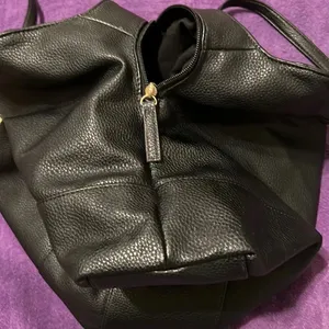 Liz Claiborne black handbag with lots of pockets and cute lock accent EUC thumbnail 7