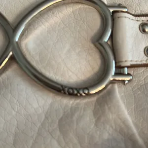 XOXO Y2K white faux leather wristlet clutch with silver heart EUC thumbnail 8