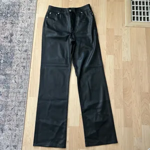 NWOT Zara 90s Wide Leg Faux Leather trousers size 6 thumbnail 5