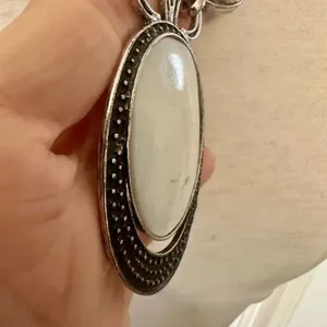 White silver tone pendant necklace thumbnail 9