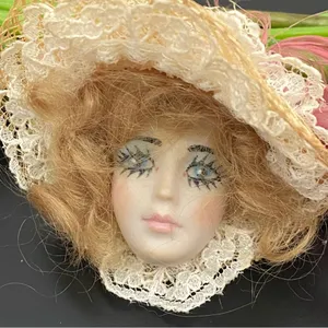 Vintage Porcelain Face Victorian Lady Head with Fascinator Hat Brooch 21g thumbnail 2