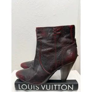 Frye Regina Heel Bootie Women 7.5 Burgundy Leather Pointed Toe Back Zip Heels thumbnail 2
