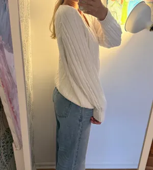 Brandy Melville V-Neck Sweater Knit thumbnail 3