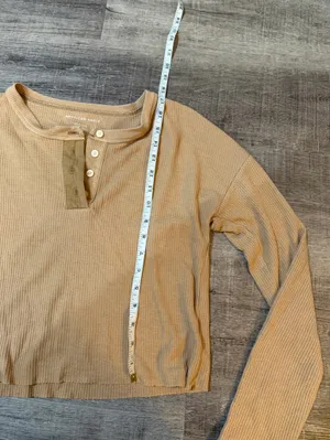 AMERICAN EAGLE Cropped Long-Sleeve Henley T-Shirt in brown thumbnail 8