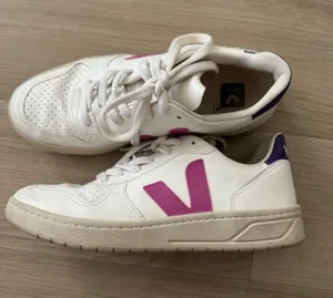 VEJA Sneakers thumbnail 1