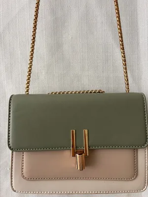 Crossbody Bag Bicolor Olive Beige Gold Chain T-Bar Closure Excellent Cond(B157) thumbnail 4