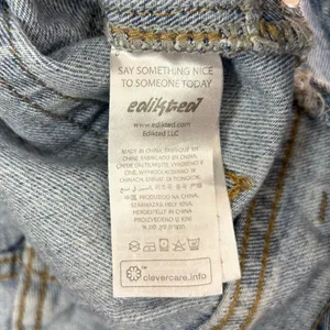 edikted pocketless mom jeans Distressed Button Fly Size Medium thumbnail 9