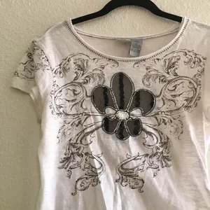 2000s white black graphic tee Tshirt top short sleeve - 100-% COTTON thumbnail 1