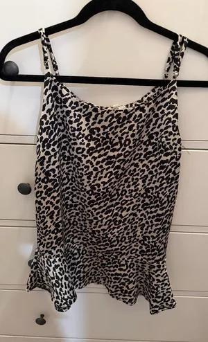 Easel Leopard print Boutique top thumbnail 1