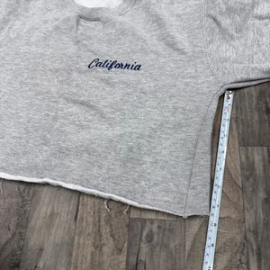 Brandy Melville California Embroidered Cropped Crewneck Sweatshirt Size Small thumbnail 4