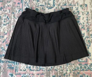 GORGEOUS LULULEMON WORKOUT SKIRT SIZE 4!!! adjustable waist and fits me as a size 2 thumbnail 3