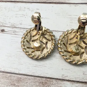 Vintage Clip On Earrings - Cream & Gold Tone Fancy Design thumbnail 7