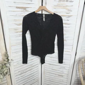 INTIMATELY FREE PEOPLE Women's Size XS Black V Neck Lace Bodysuit Top Vampy Goth thumbnail 4