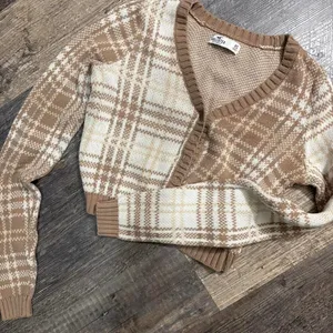 hollister cropped cardigan with buttons‎ thumbnail 1