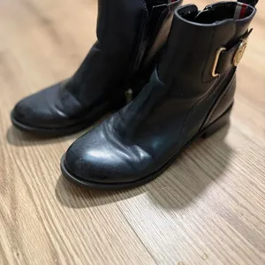 Tommy Hilfiger Black Leather Ankle Boots Gold Logo Buckle Side Zip Womens‎ 6M thumbnail 7
