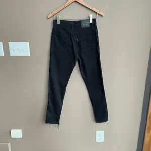 Levi’s Wedgie Skinny Distressed Raw Hem Jeans in Black‎ Size 27 thumbnail 7