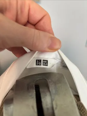 Uniqlo White Sleeveless Button-Up Blouse thumbnail 8
