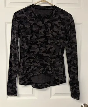 Lululemon RULU Long Sleeve Shirt 8 Camo Black Coal Wrap Front W3ECAS thumbnail 1