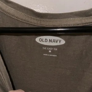 Old Navy Easy Tee Crewneck T-Shirt in Size Medium thumbnail 2