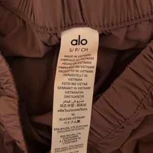 Alo Yoga Breezy Wide Leg Pant (Long) Smoky Quartz S thumbnail 6
