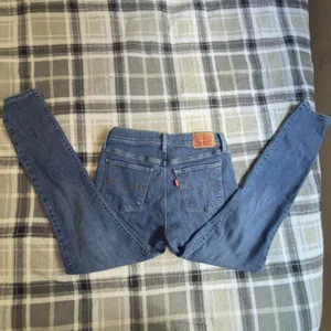 Levis 311 Shaping Skinny Jeans Womens 28 Blue Medium Wash Stretch Denim thumbnail 5