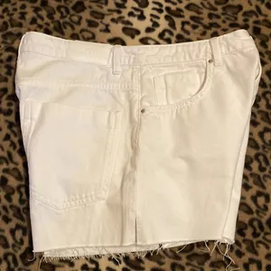 ZARA Shorts White Jean Shorts Women’s Size 12 Distressed Edging Side Slit Shorts thumbnail 6
