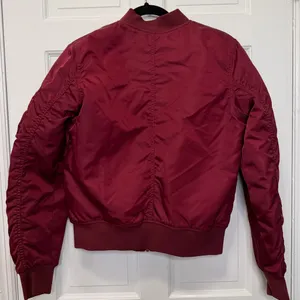 Wilfred‎ Free Aritzia Burgundy Bomber Jacket Size Medium thumbnail 4