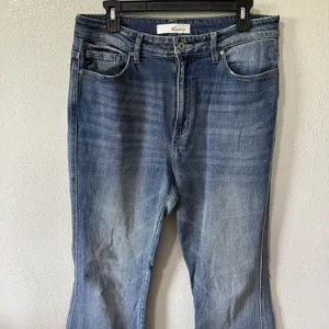 KanCan Boot Cut‎ Flare Stretch Jeans Size 11/29 Light Medium Wash Raw Hem thumbnail 2