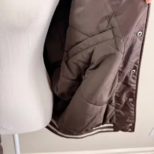Tna Aritzia Stadium Jacket Brown Satin Varsity Bomber Striped Trim Women XL thumbnail 13