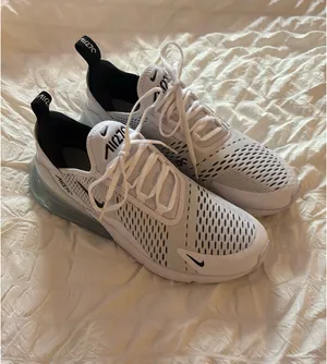Nike Women’s 270 Air Max Shoes thumbnail 4