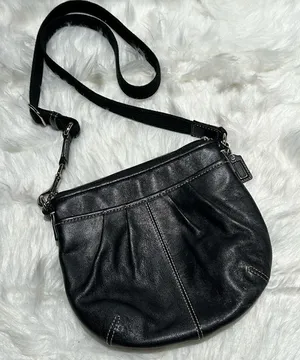 COACH Black Leather SOHO‎ Swing Pack Purse Crossbody Bag B94 thumbnail 1