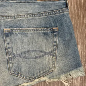 2010s‎ Abercrombie & Fitch Low Rise Distressed Denim Micro Shorts Light Wash 2 thumbnail 7